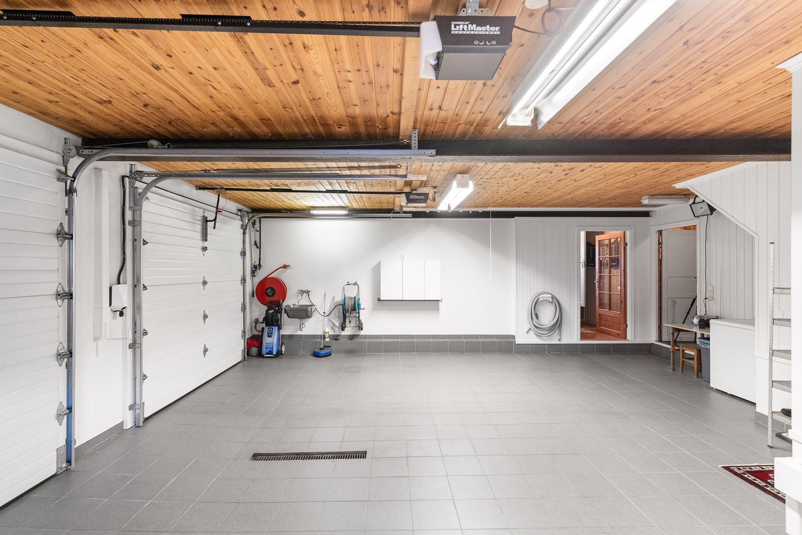 For de som er bilinteresserte og liker å ta vare på bilene sine kan denne boligen friste med en særdeles romlig dobbelgarasje med ekstra høyde på garasjeportene. I garasjen er det mulig å vaske bilen da det er innlagt vann og montert sluk i gulv. Galleribilde