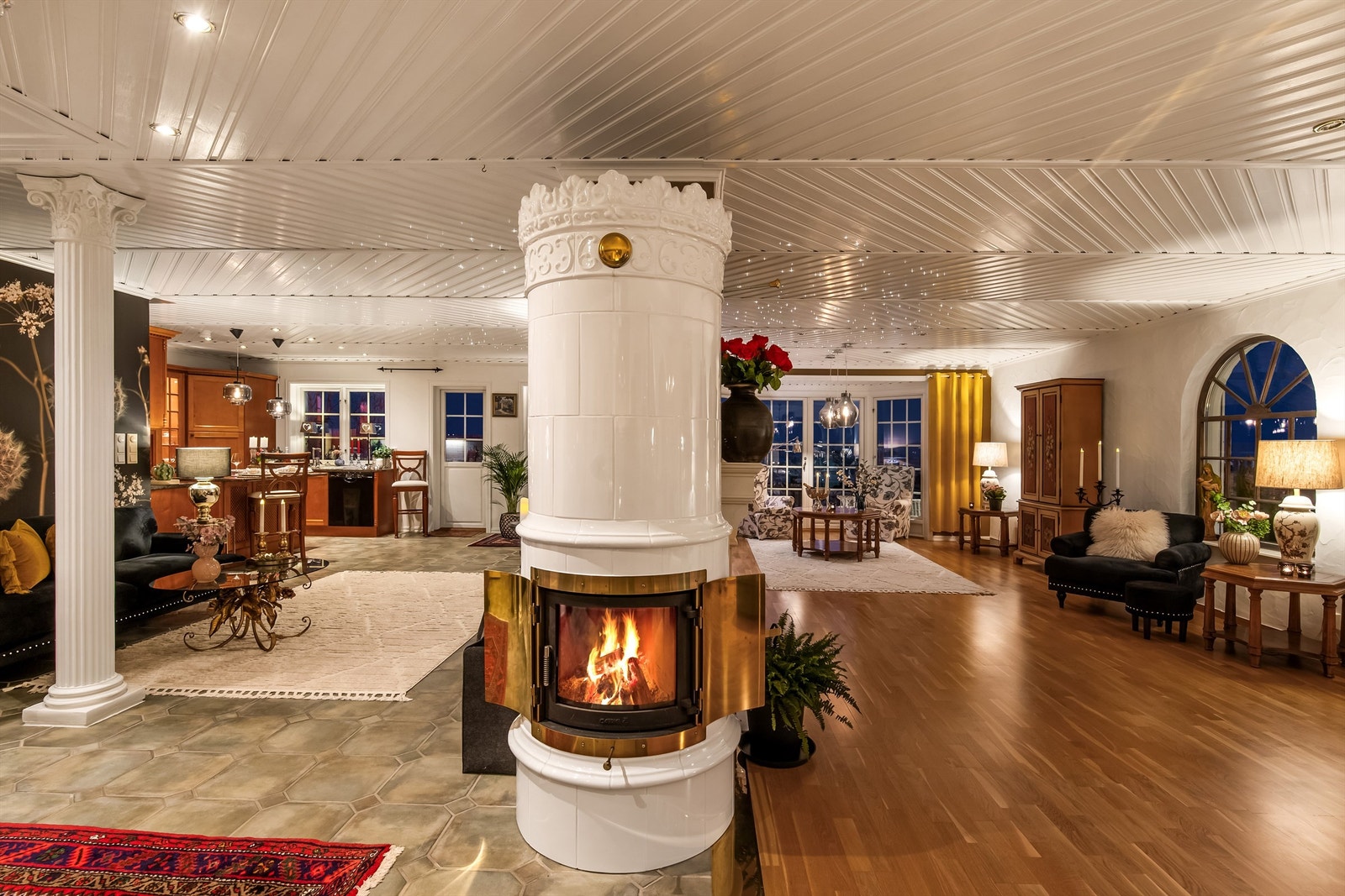 Ny kakkelovn i 2022 / Montert av Varmefag Larvik/ Kr 180.000,- ( søyle til venstre i bildet har ingen funksjon og kan enkelt fjernes ) Galleribilde