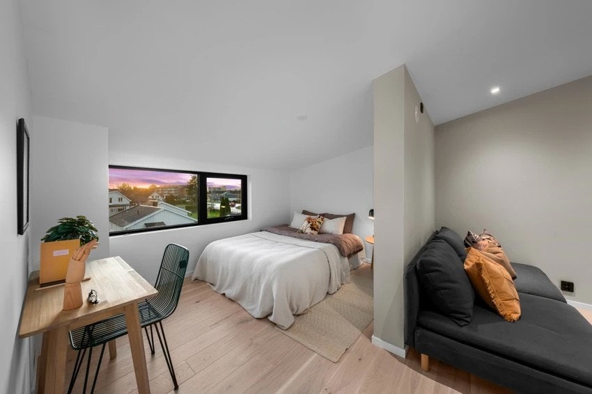 Rommet har malte slette veggflater og lyspigmentert enstavs parkett på gulv. Videre er det god plass til enkeltseng/dobbeltseng etter ønske. Galleribilde