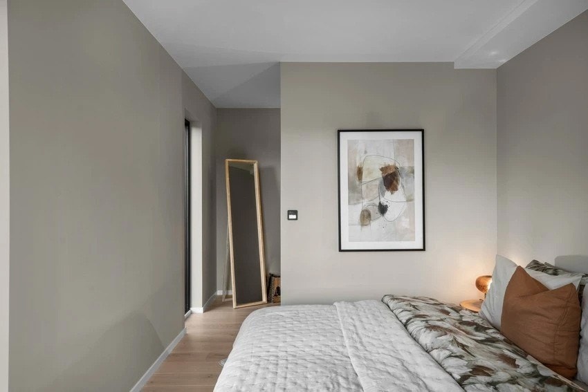 Hovedsoverommet fremstår som meget innbydende med malte slette veggflater, lyspigmentert enstavs parkett på gulv og store vindusflater som slipper inn rikelig med lys. Galleribilde