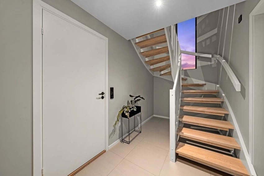 Lys og innbydende entre med gulvvarme. Galleribilde