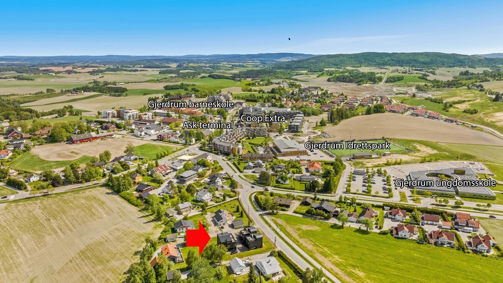 Kollektivtilbudet i området består av buss og flybuss. Nærmeste holdeplass er Furulundveien som ligger ca. 55 m fra boligen. Med bil fra Ask tar det ca. 9 min til Kløfta, 25 min til Lillestrøm og 22 min til Oslo lufthavn. Galleribilde