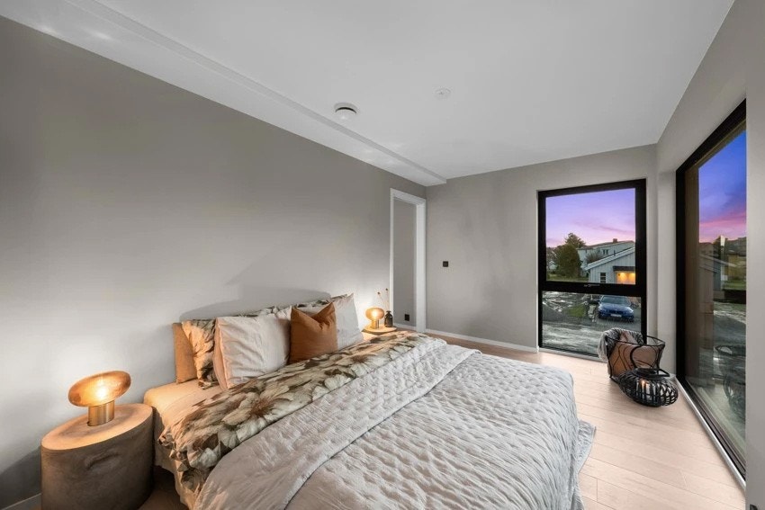 Av boligens tre soverom, ligger det første i boligens andre etasje. Galleribilde