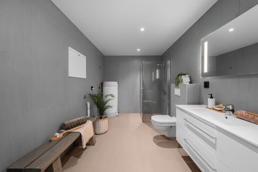 Familievennlig vaskerom/bad i tilknytning til entré i 1. etasje, med blant annet opplegg for vaskemaskin og tørketrommel. Galleribilde