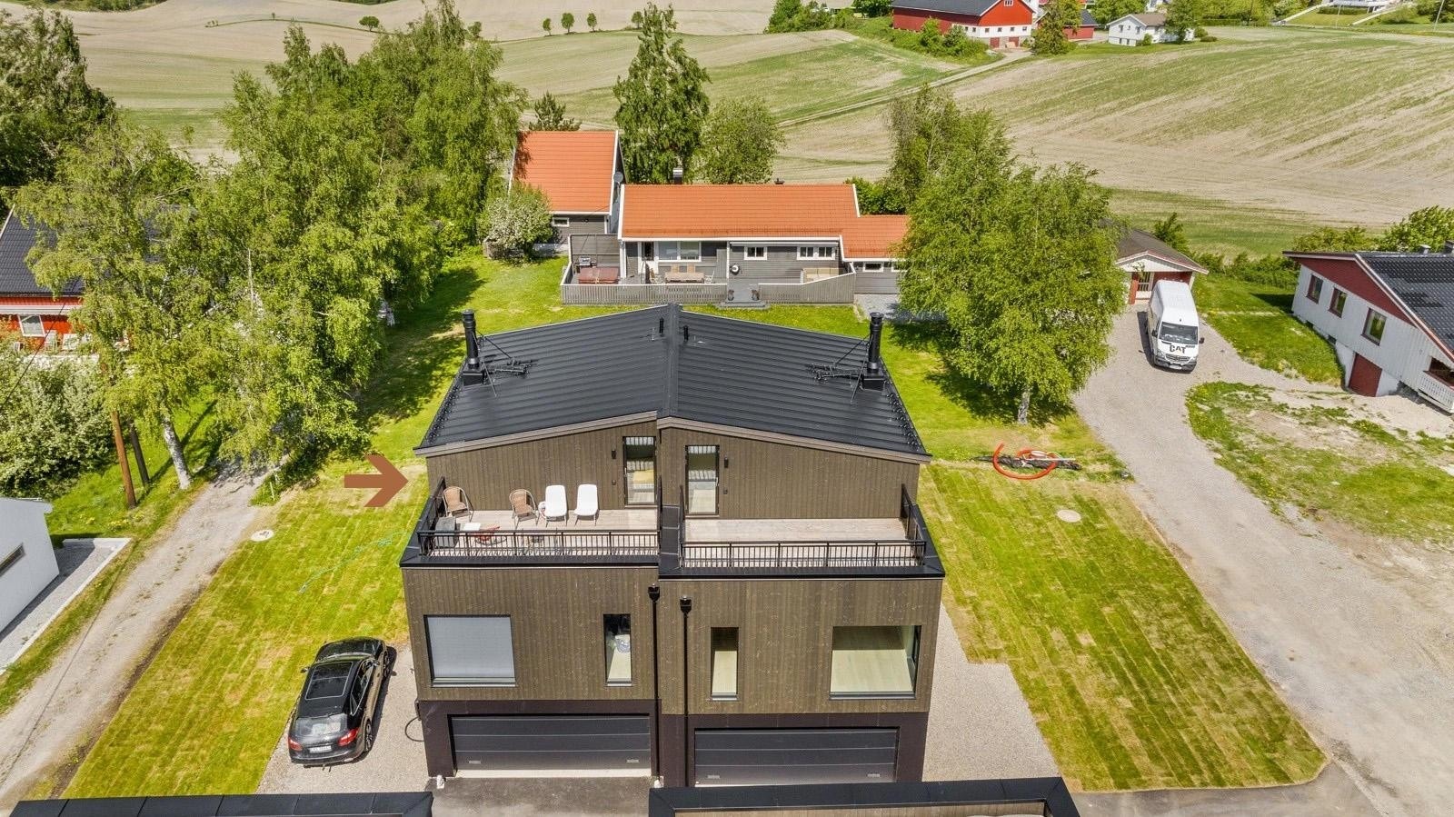Fra eiendommen er det gangavstand på ca. 14 min til Gjerdrum barneskole og ca. 2 min på sykkelen Gjerdrum ungdomsskole. Galleribilde
