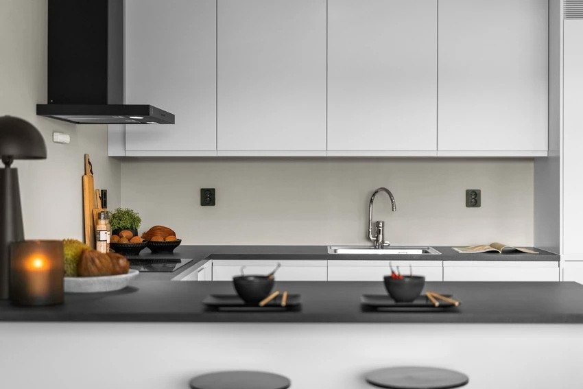 Innredning med slette skuffe- og skapfronter og laminert benkeplate i lys utførelse. Galleribilde