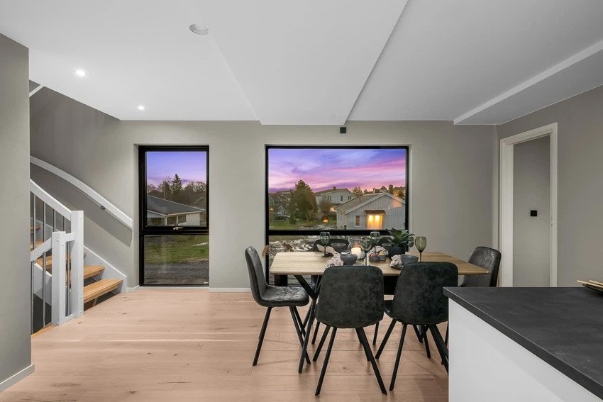 På gulvet er det lagt nydelig lyspigmentert enstavs parkett som strekker seg sømløst inn i kjøkkenet. Galleribilde