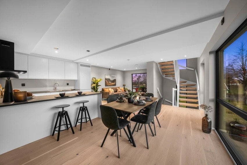 Gode vindusflater i flere himmelretninger slipper inn rikelig med lys og gir en meget luftig romfølelse. Galleribilde