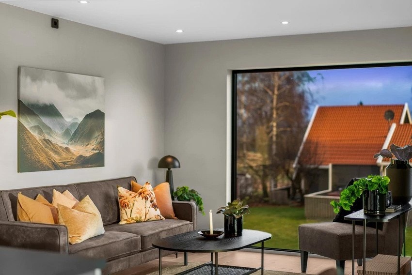 Den åpne stuen fremstår som meget tiltalende i delikate, tidsriktige fargevalg Galleribilde