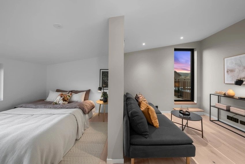 Loftsstuen har lysmalte slette veggflater, lyspigmentert parkett på gulv og gode vindusflater. Her er det god plass for sofa og TV-løsning, samt enkel tilgang til soverom og bad. Galleribilde