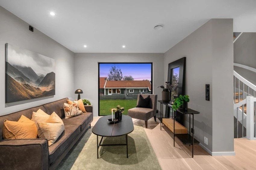 Rommet er naturlig delt inn i forskjellige brukssoner, slik at man har en sone for spisebord og en sone for en sofakrok. Galleribilde