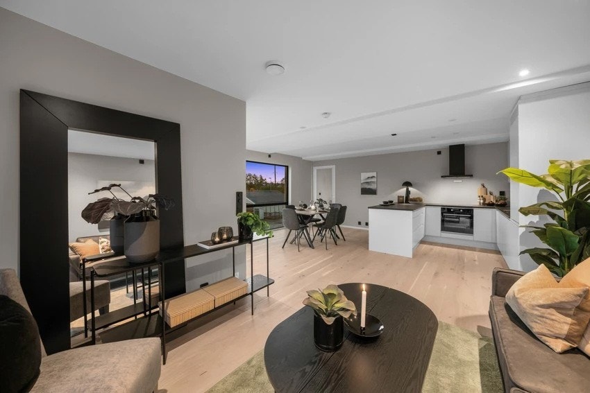 Her er det god plass til sofaløsning med tilhørende møblement. Galleribilde