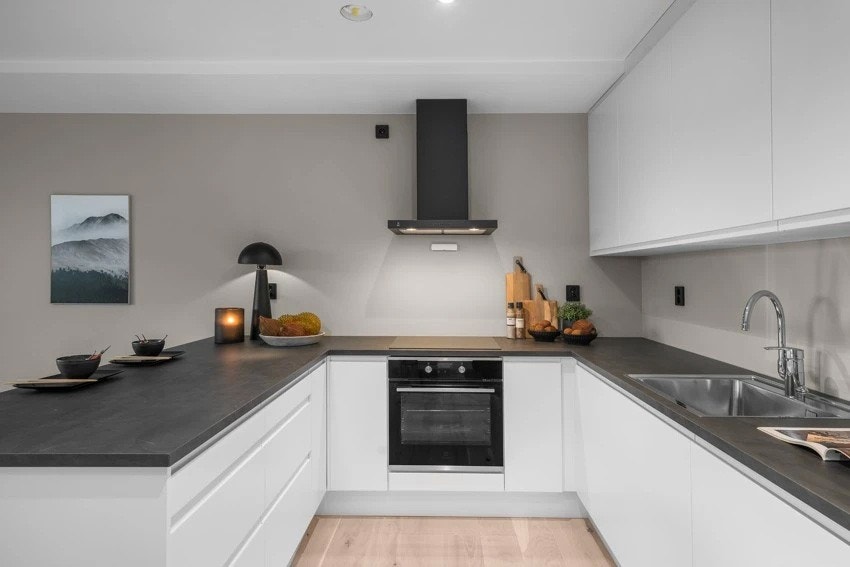 Kjøkkenet er utformet i praktisk U-løsning som gir rikelig med både skap- og benkeplass. Galleribilde