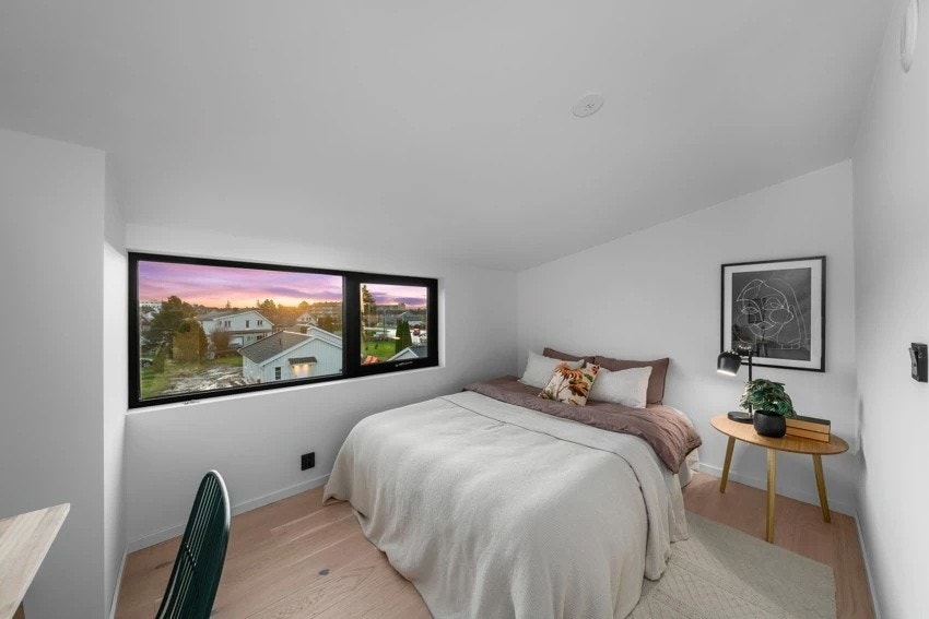 Soverom nummer to ligger i en praktisk åpen løsning mot boligens TV-stue i loftsetasjen. Galleribilde