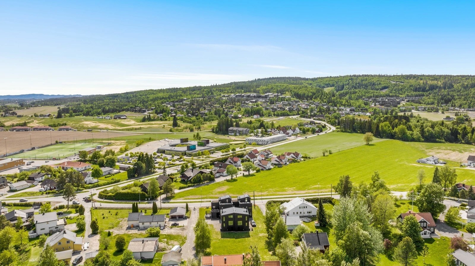 Kommunen har et utpreget barnevennlig oppvekstmiljø der det satses stort på idrett innenfor de fleste områder. Det er ikke mer enn ca. 9 min gange til idrettshallen som blant annet huser klatrevegg og innendørs skytebane. Galleribilde