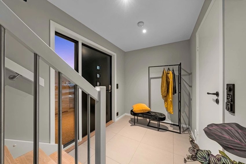 Entré/hall har delikate storformatfliser på gulv og malte slette veggflater, som gir et godt førsteinntrykk av boligen. Galleribilde