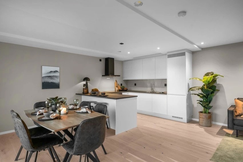 Av utstyr medfølger integrert induksjonsplatetopp, stekeovn, oppvaskmaskin, samt kobinert kjøleskap/frys. Galleribilde