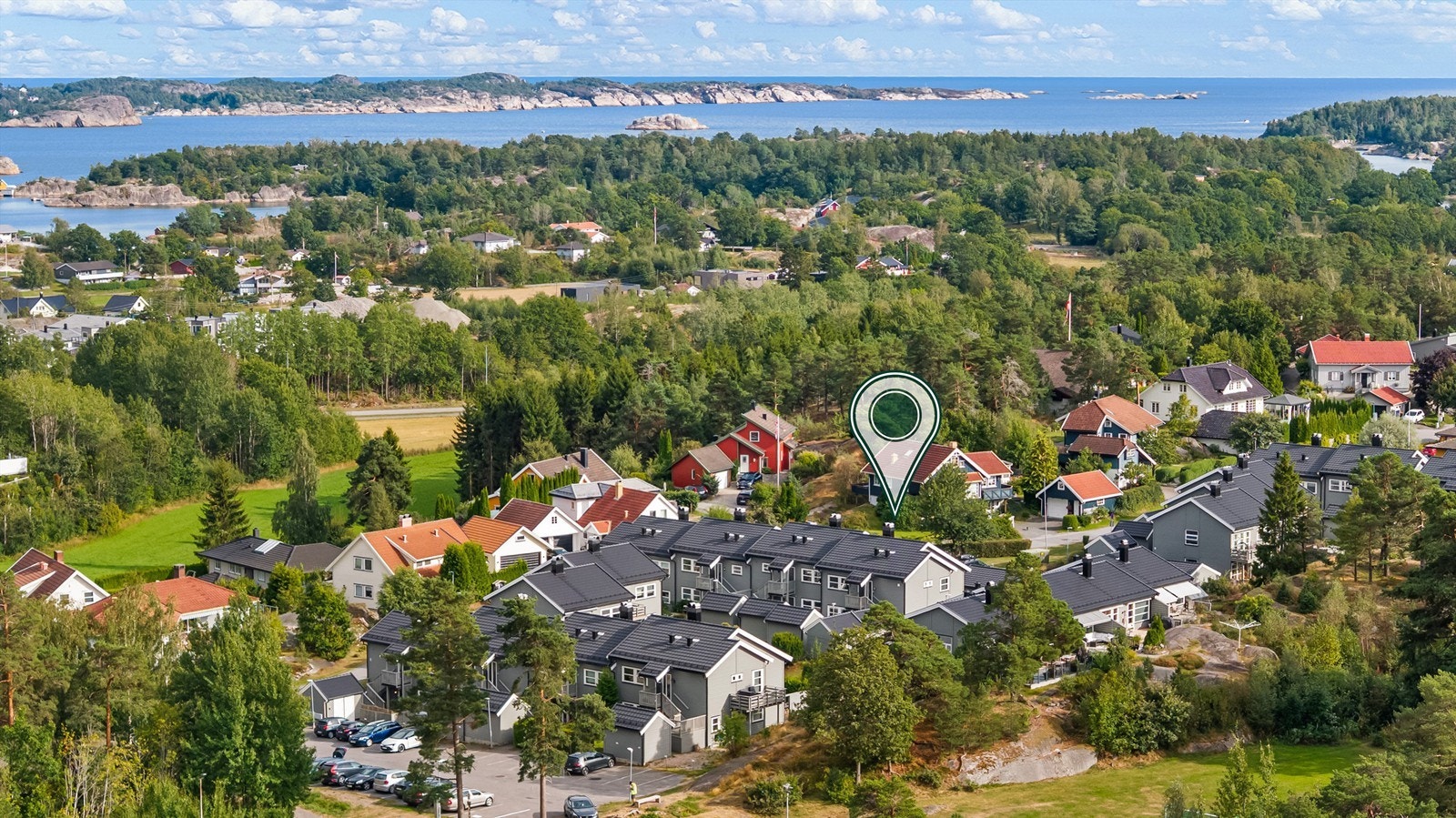 Eiendommen ligger i flotte omgivelser med kort vei både til strand og sjø, så vel som turområder i skog og utmark. Galleribilde