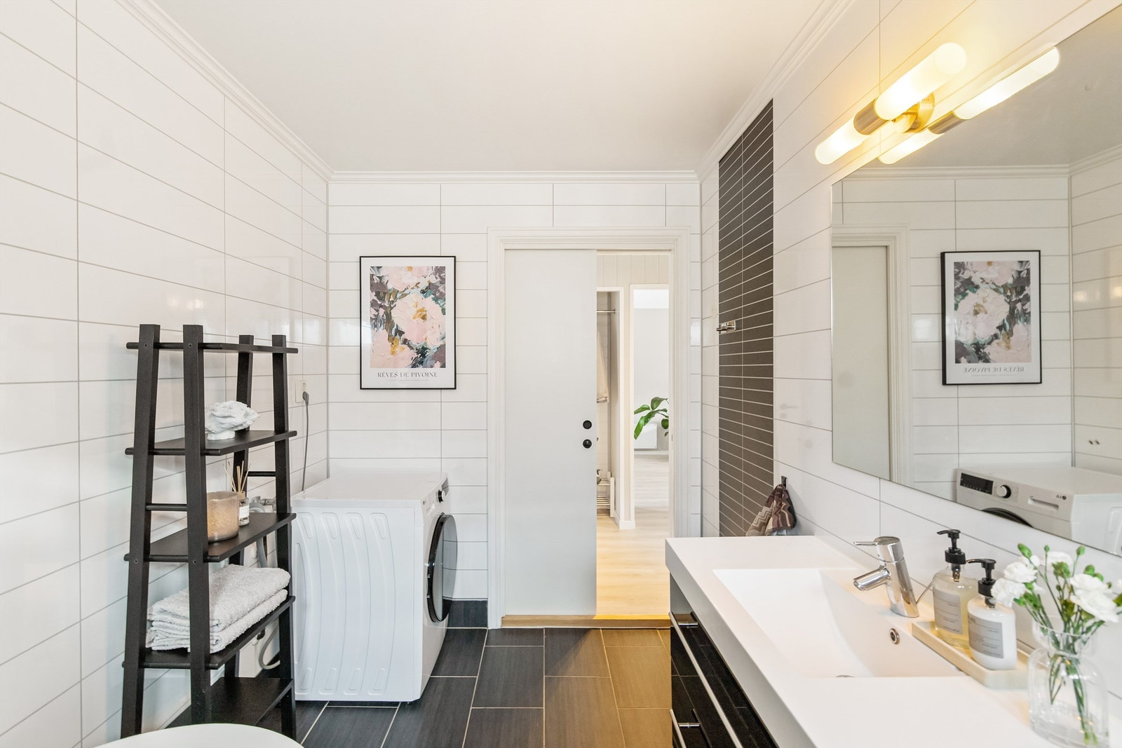 Romslig bad/wc med opplegg til vaskemaskin Galleribilde