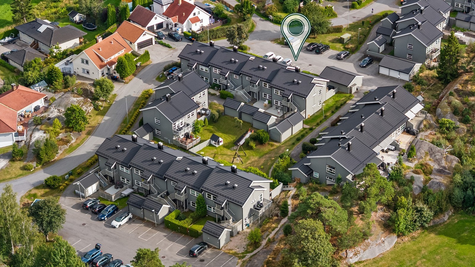 Gang/sykkelavstand til Granholmen badestrand som har yrende folkeliv sommerstid og MENY dagligvarebutikk som har rikt utvalg for hele familien. Galleribilde