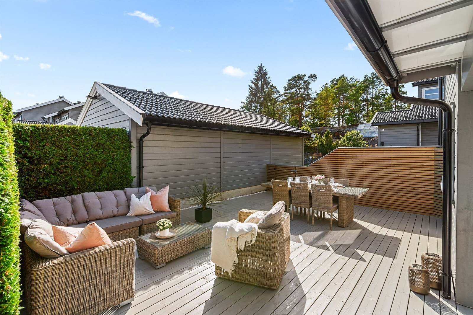 Romslig og usjenert terrasse der det er plass til hele familien på grilling og sommerhygge Galleribilde