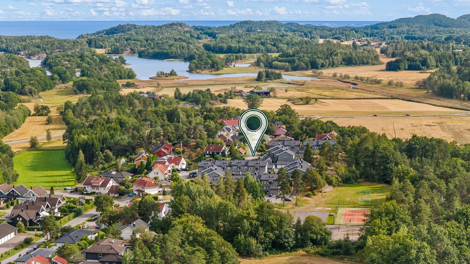 For de yngste i familien er veien kort til mange fritidsaktiviteter. Innen ca 100 meter har man en skatepark, fotballbane, tennisbane og flere lekeplasser. Galleribilde