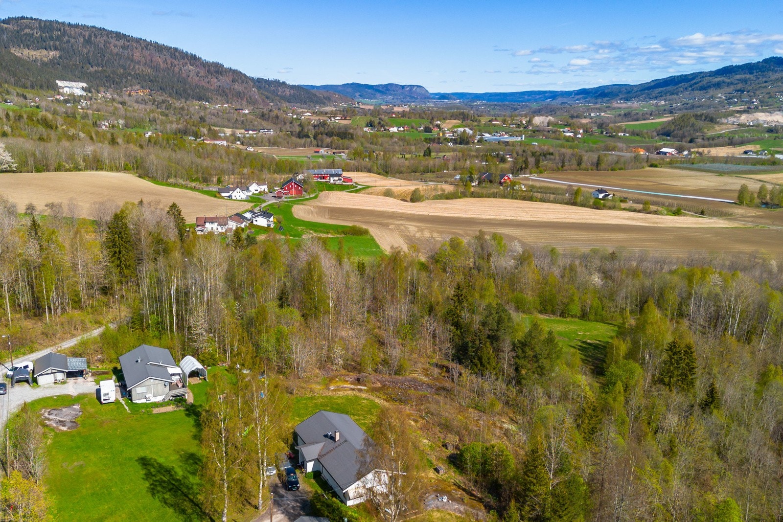 Stedet er sentralt plassert, med kort vei til E18 for kjøring til Drammen på rundt 15 minutter og til Asker på under 20 minutter. Galleribilde