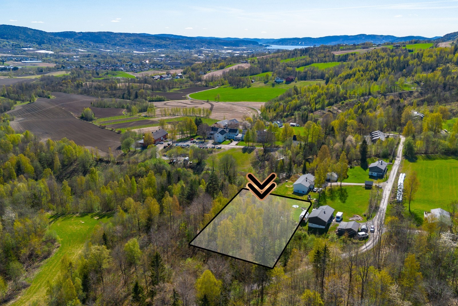 Eiendommen ligger tilbaketrukket, i landlige og naturskjønne omgivelser på Bergflødt, noen kilometer nordvest for Lierbyen i Lier kommune. Herfra er det kort vei til skoler, barnehager og det aller meste man trenger i hverdagen. Stedet er sentralt plasser Galleribilde