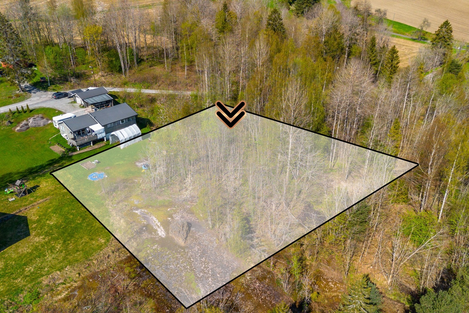 Dagligvarehandelen kan blant annet gjøres på Kiwi og Rema 1000 Lierbyen, som begge ligger ca. 8 min unna med bilen. I Lierbyen sentrum er det også bibliotek, frisører, legesenter og apotek. Galleribilde