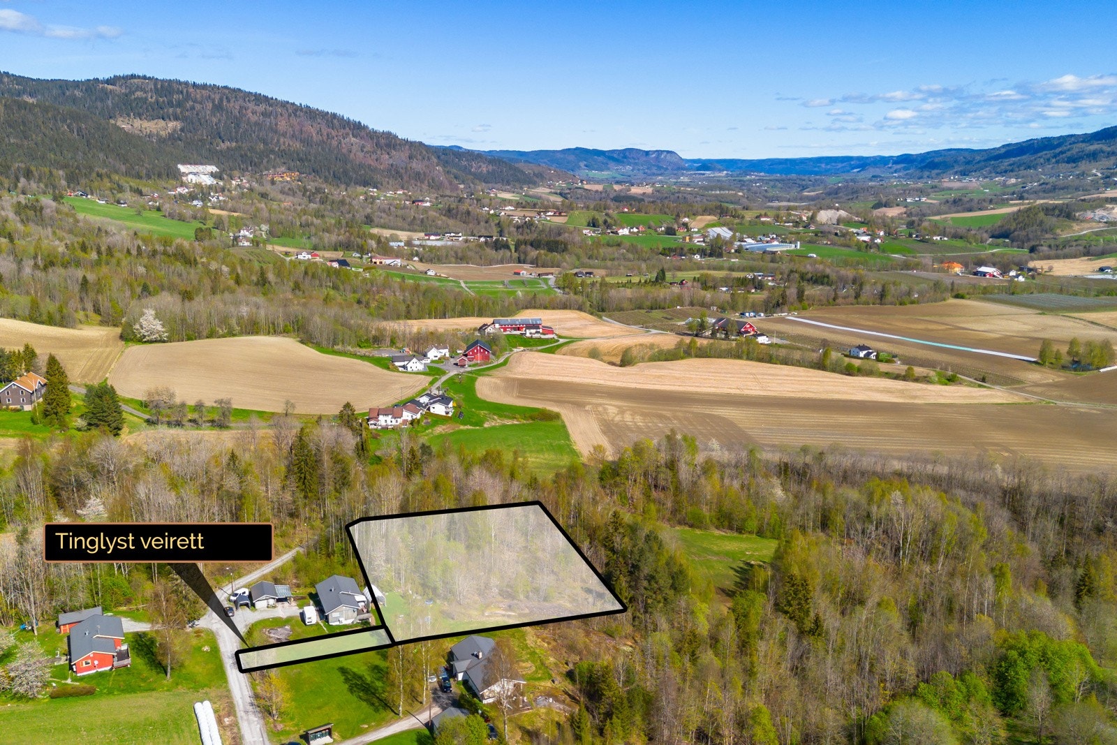 Det er tinglyst veirett mellom boligene til tomten. Galleribilde