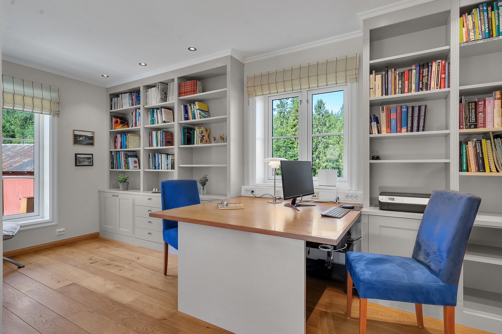 Kontor/bibliotek med innredning fra Vegårshei trevare Galleribilde