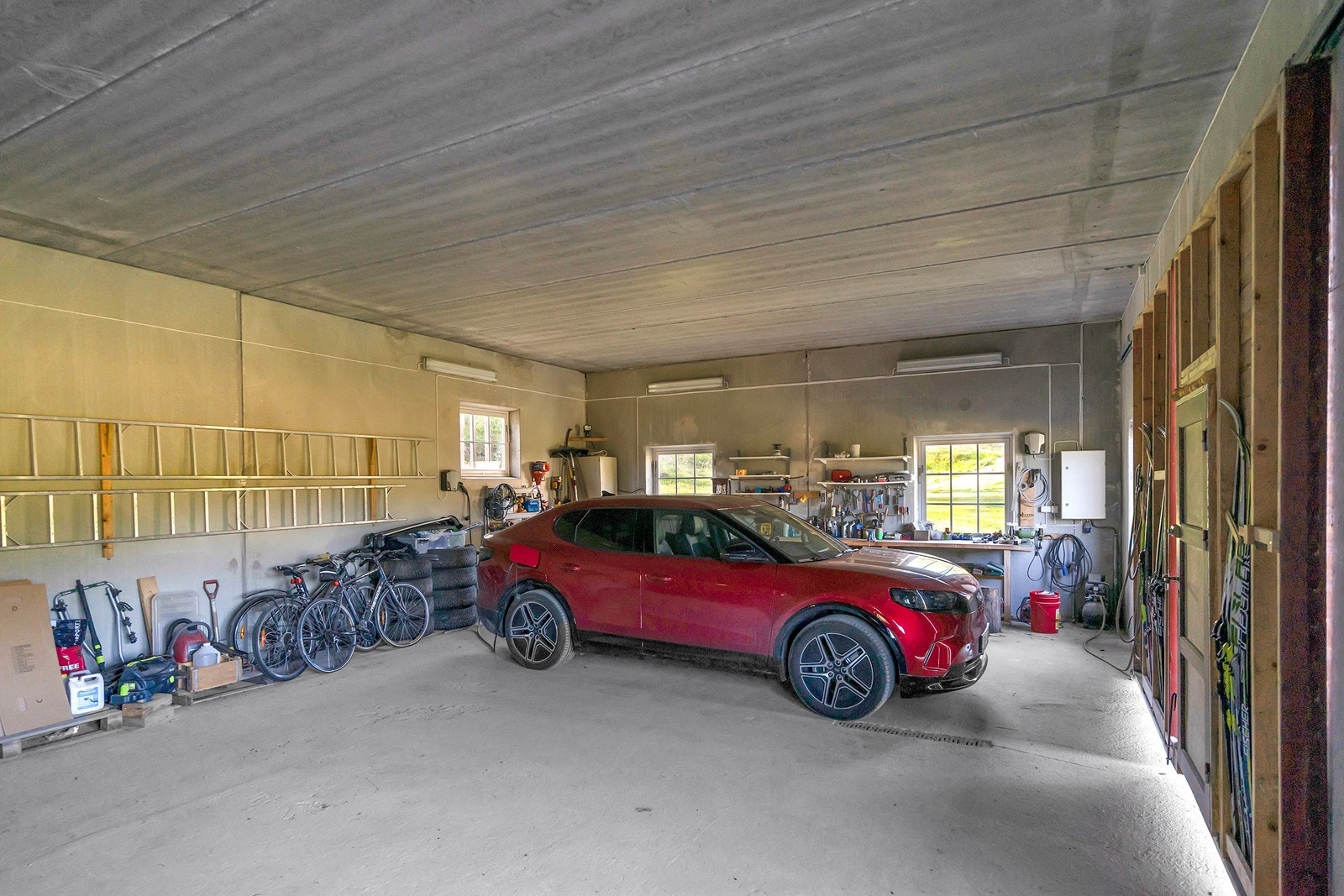 Traktorgarasje er satt opp av betongelementer med isolasjon Galleribilde