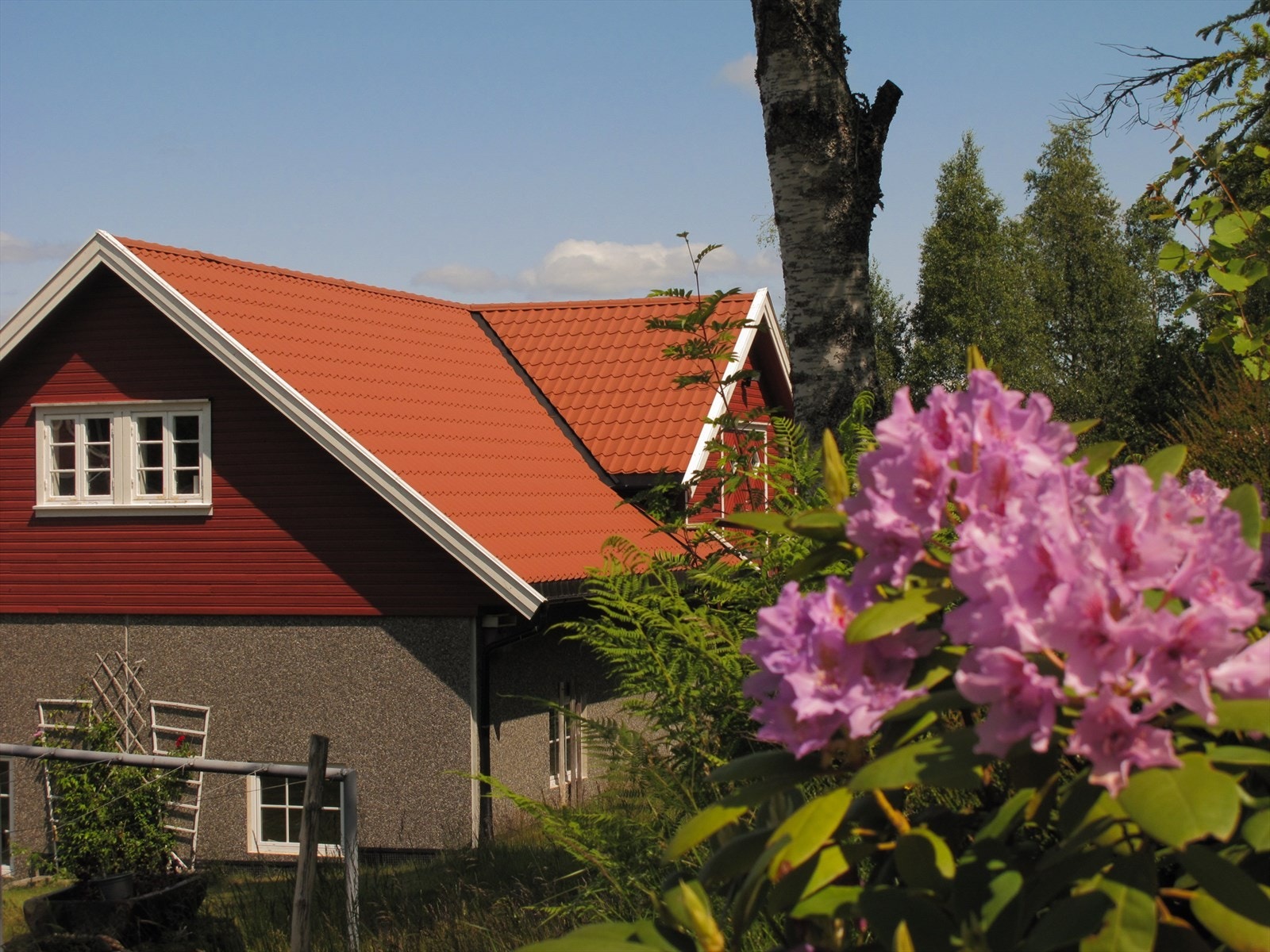 Flott opparbeidet hage med flere blomsterbed. Galleribilde