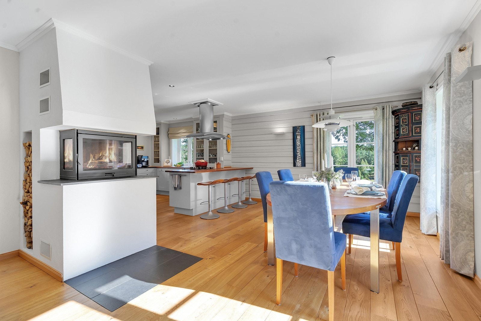 Spisestue med åpen kjøkkenløsning Galleribilde