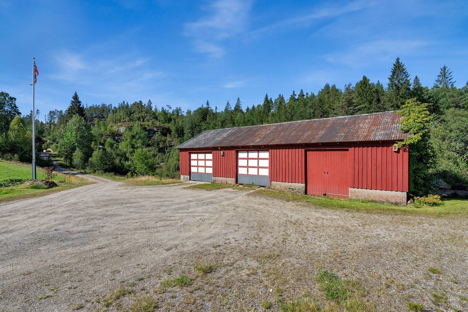 Dobbel garasje og vedskjul Galleribilde