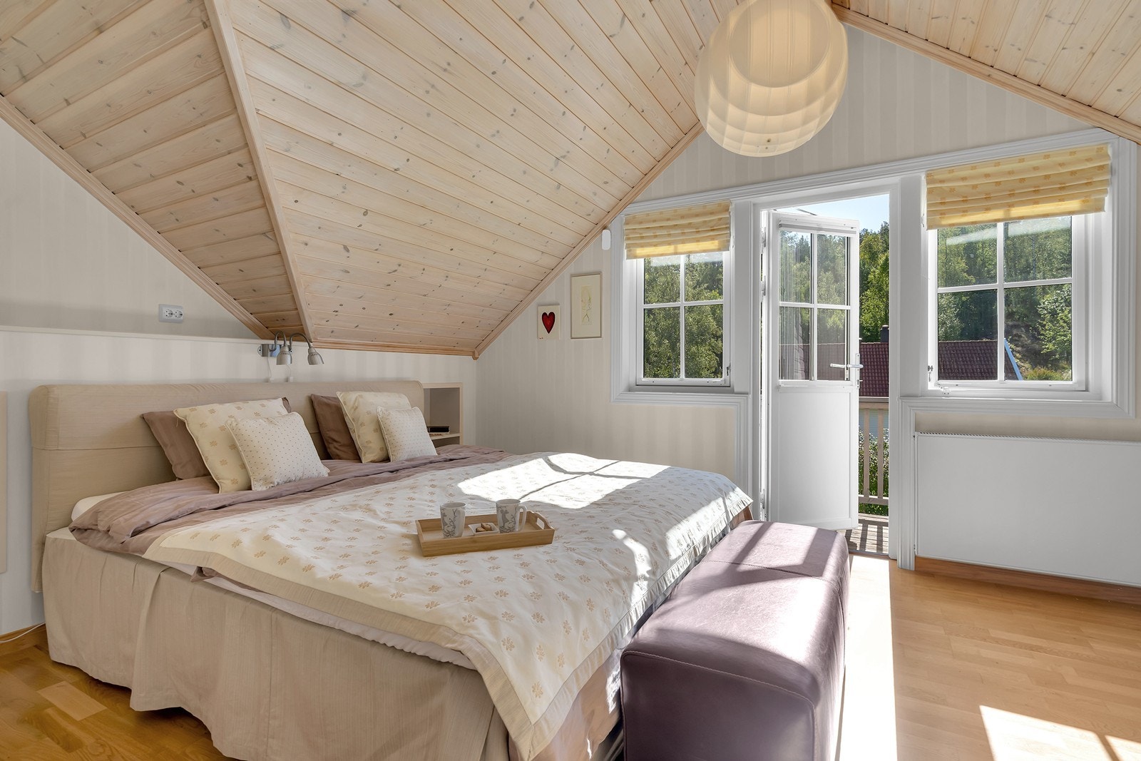 Soverom med utgang til balkong Galleribilde