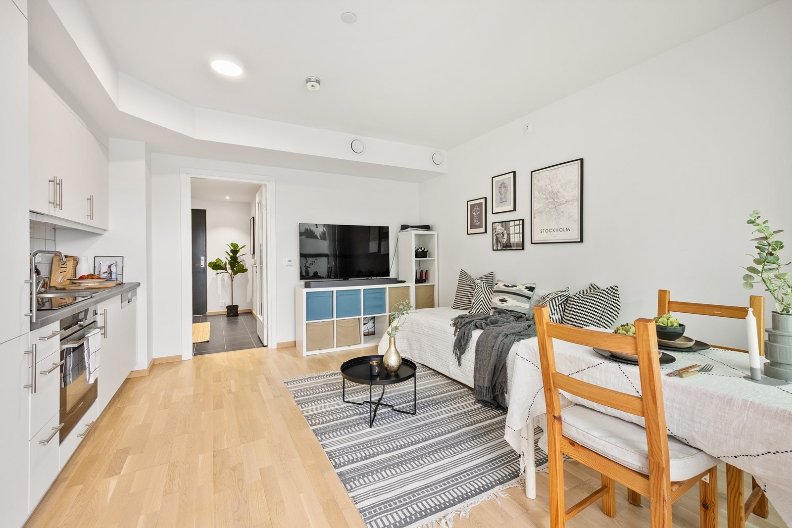 Den åpne løsningen mellom stue og kjøkken gir en god romfølelse og fleksible møbleringsmuligheter. Galleribilde