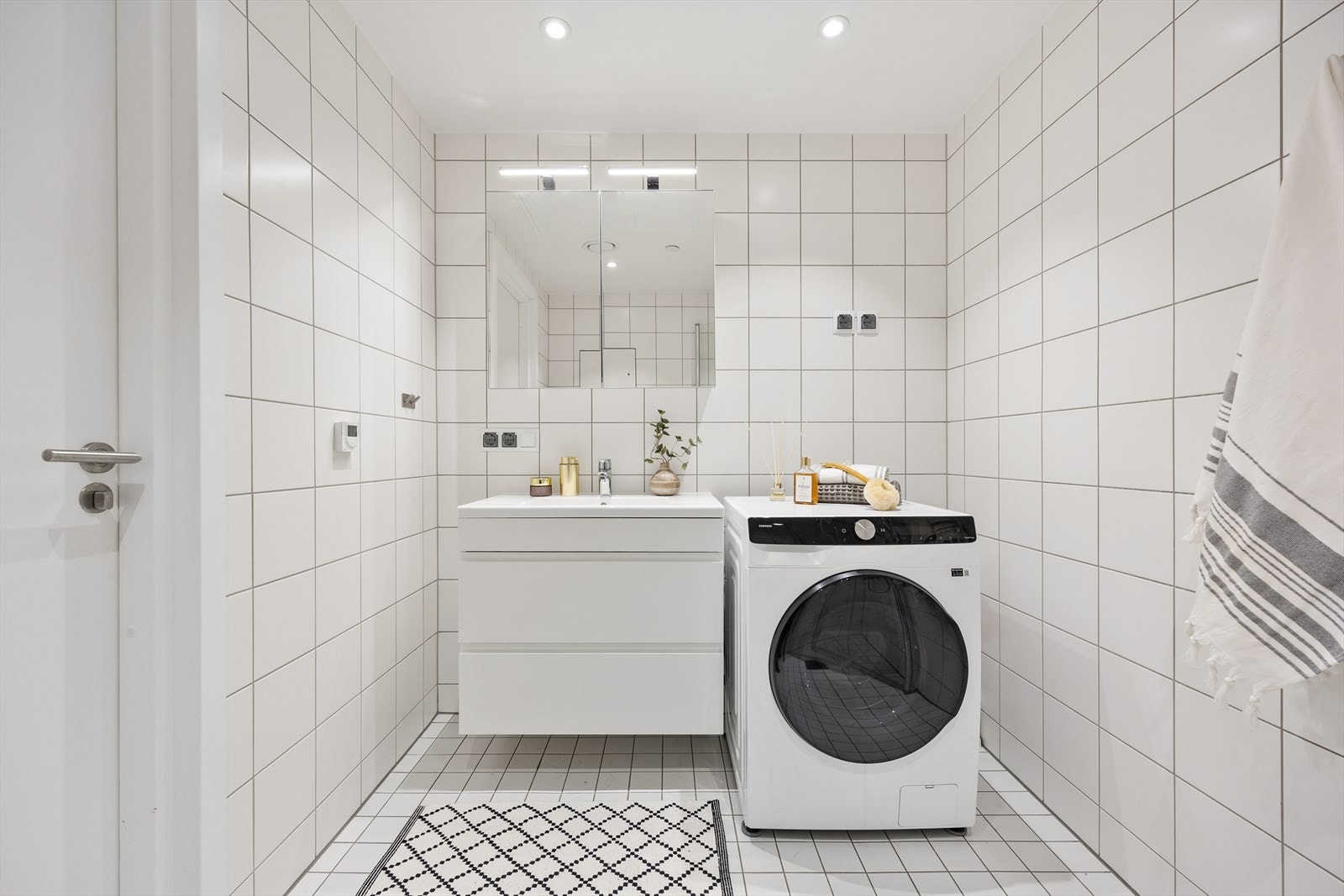 Badet er helfliset og har en tidløs innredning med servantskap, belyst speil og opplegg for vaskemaskin. Galleribilde