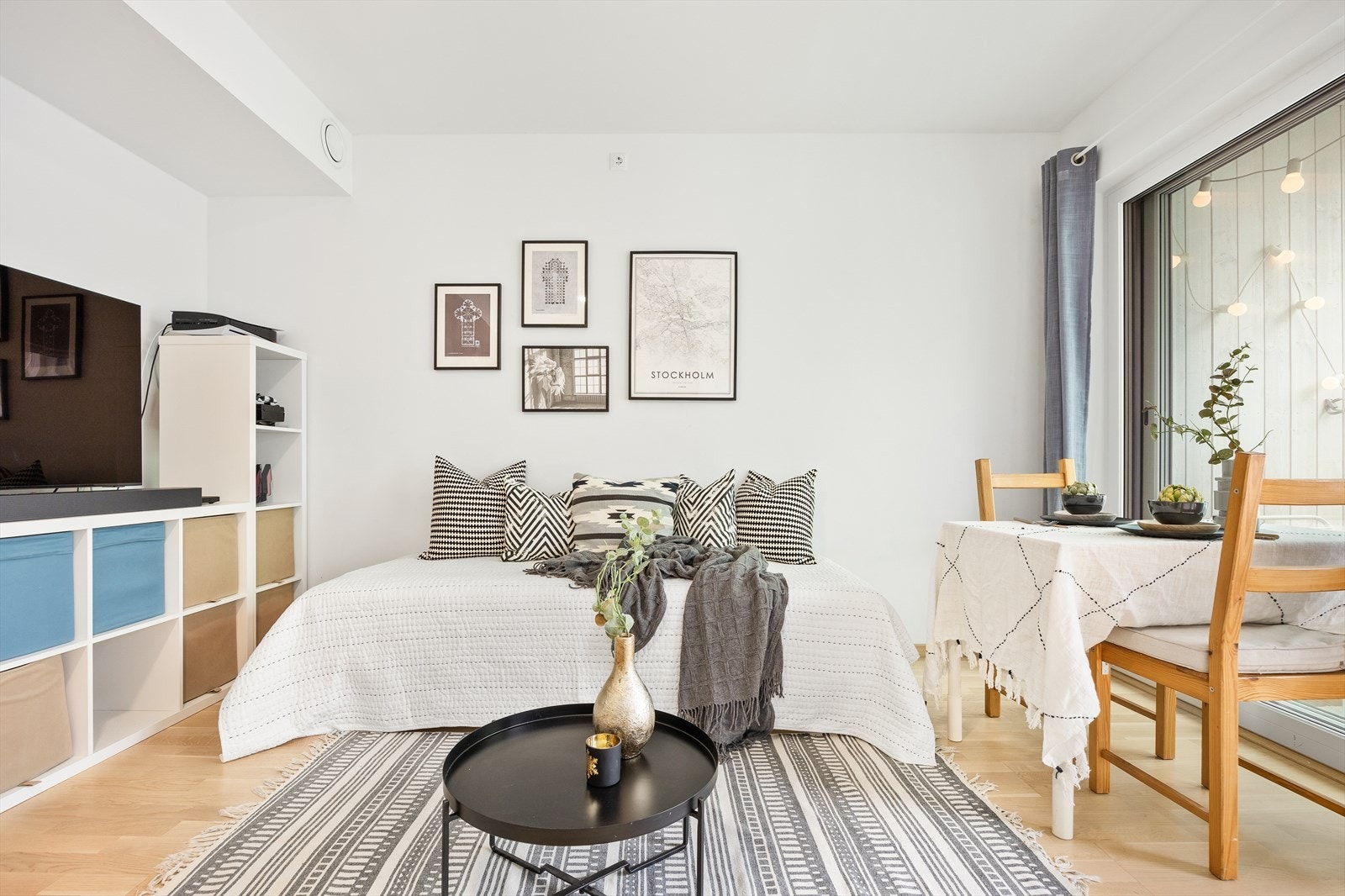 Takhøyden er på ca. 2,5 meter, noe som forsterker den gode romfølelsen. Galleribilde