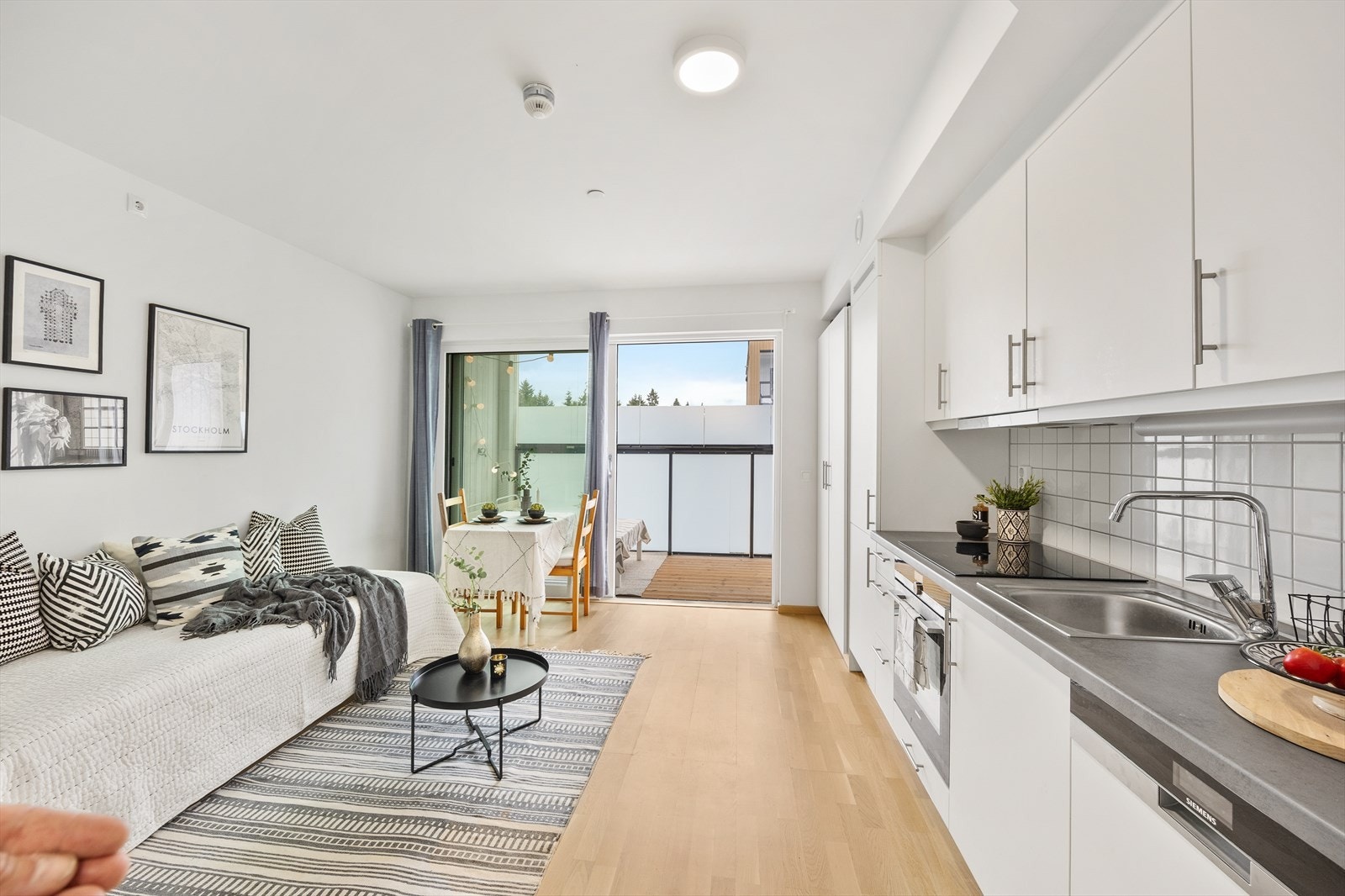 Leiligheten har en åpen og sosial stue- og kjøkkenløsning med tre-stavs parkett og vannbåren gulvvarme. Galleribilde