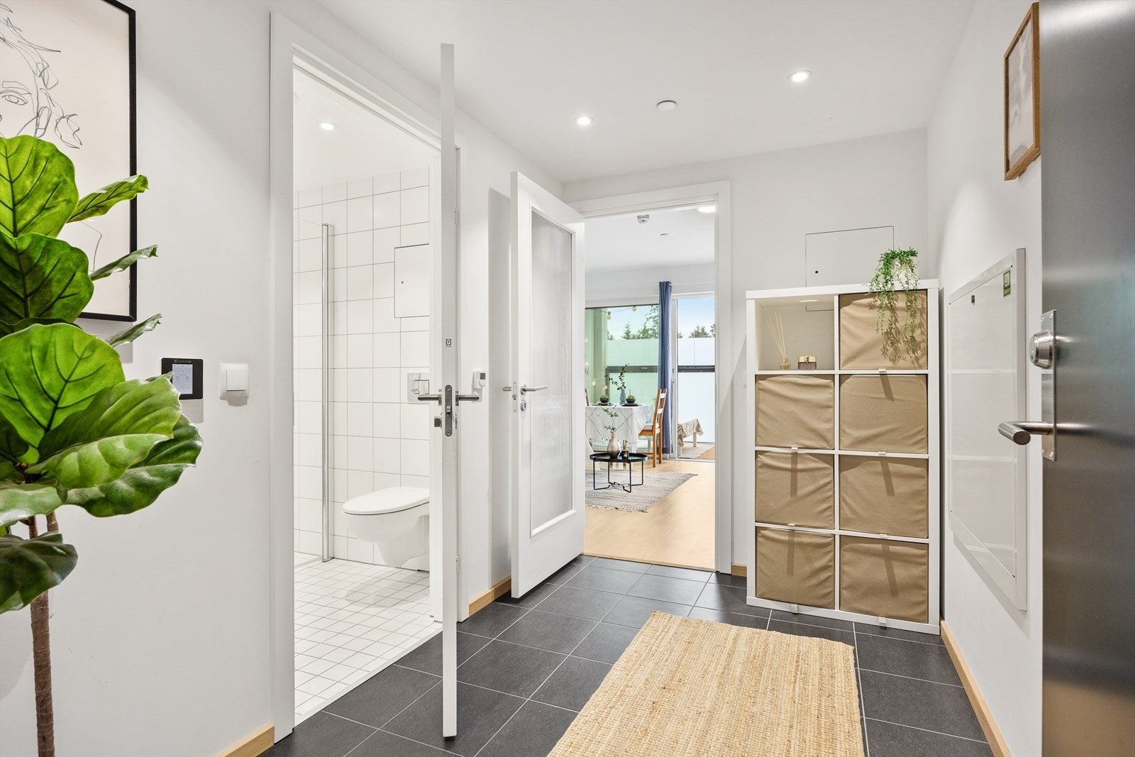 Fra entréen er det tilgang til badet, og en dør med glassfelt åpner opp mot stue og kjøkken. Galleribilde