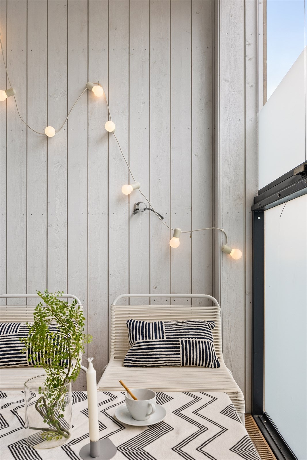 Balkongen har royalimpregnert tregulv og innglassing som gir en lun uteplass og forlenger sesongen. Galleribilde