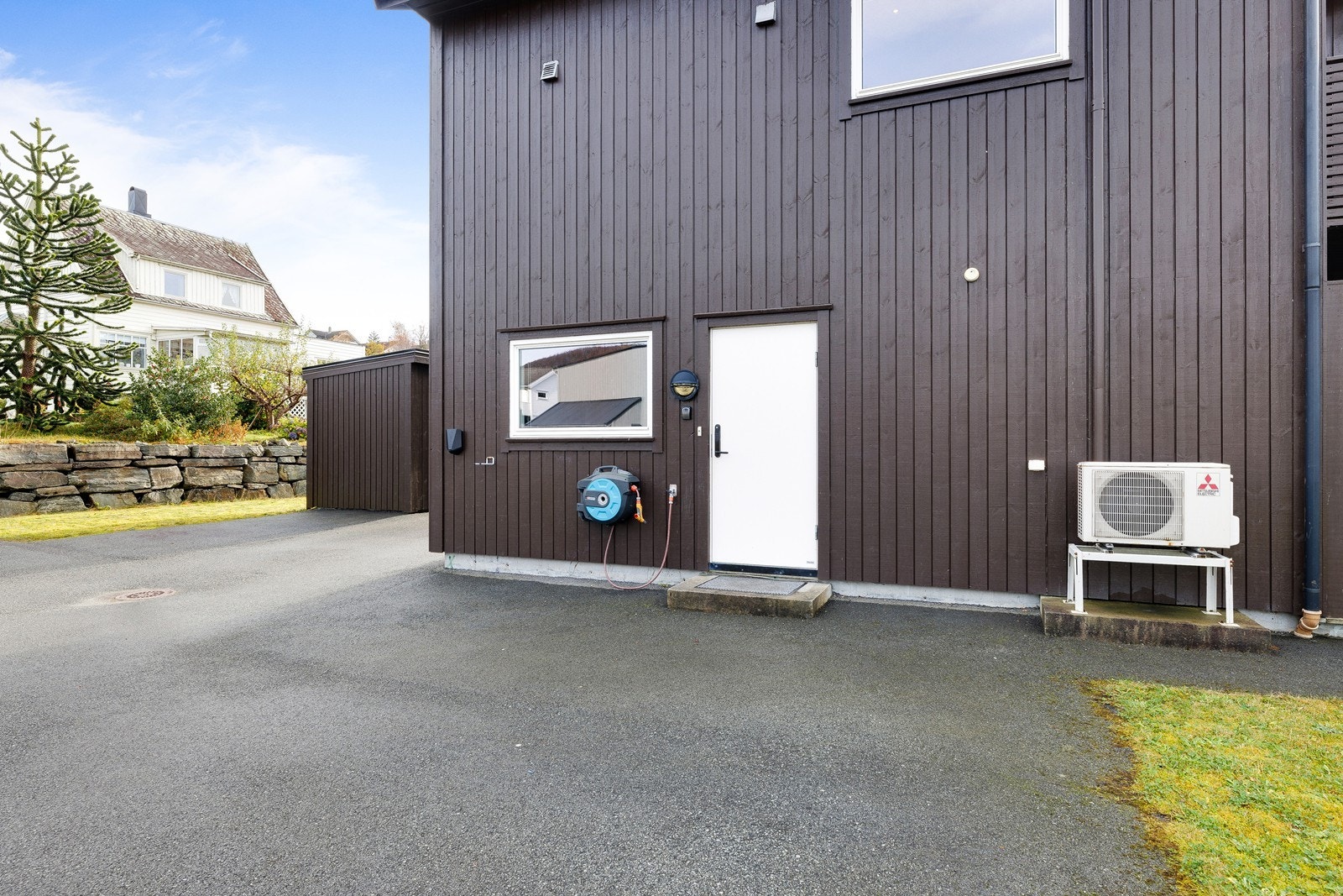 Utvendig bod på ca.5 kvm medfølger. Galleribilde