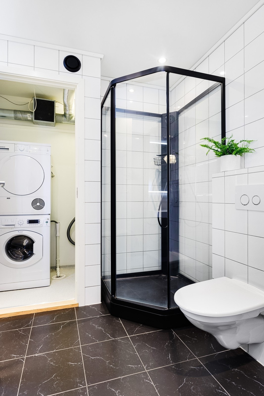 Praktisk vaskeromsløsning innforbi badet. Galleribilde