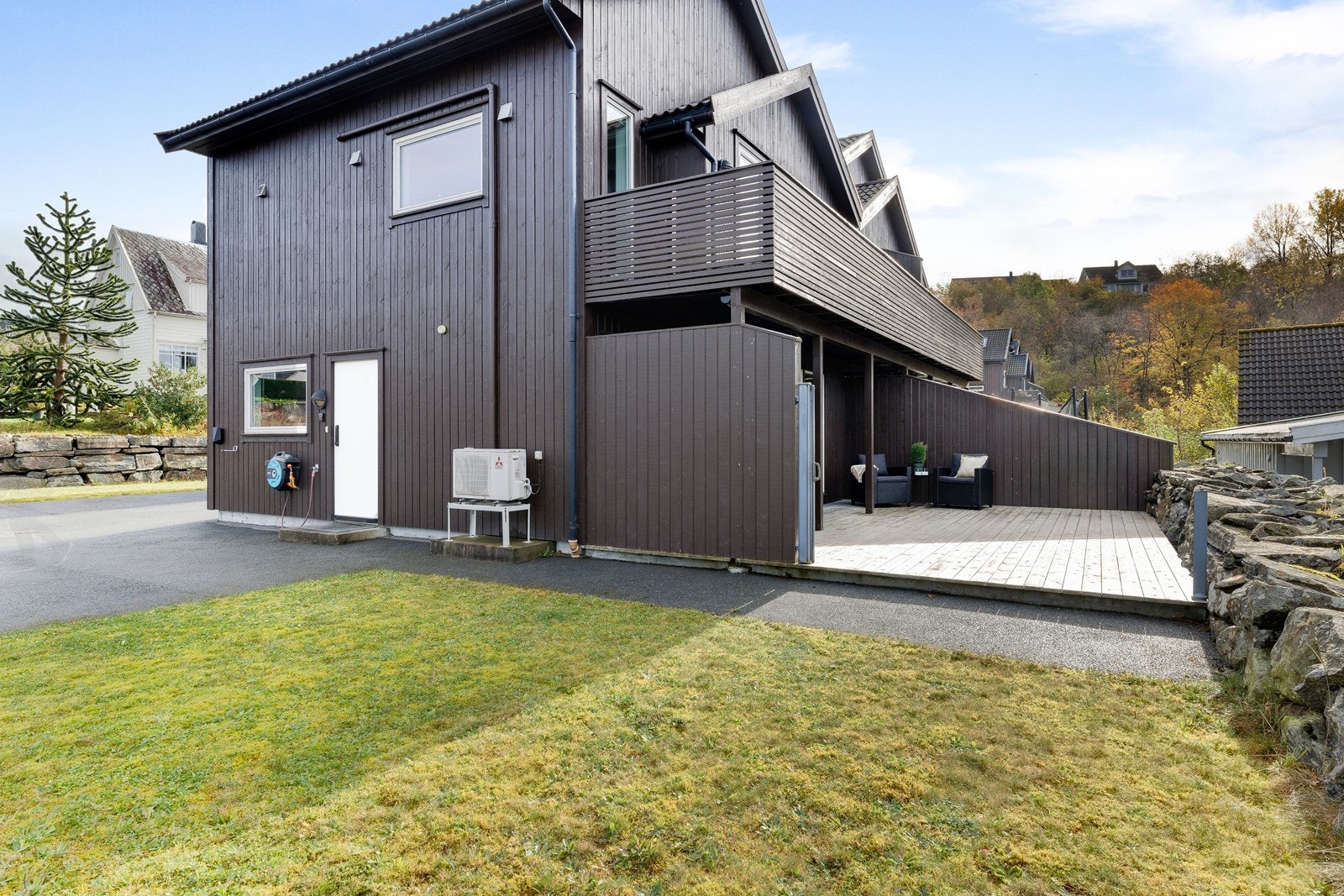 Kjekk hageflekk på fellesareal. Galleribilde