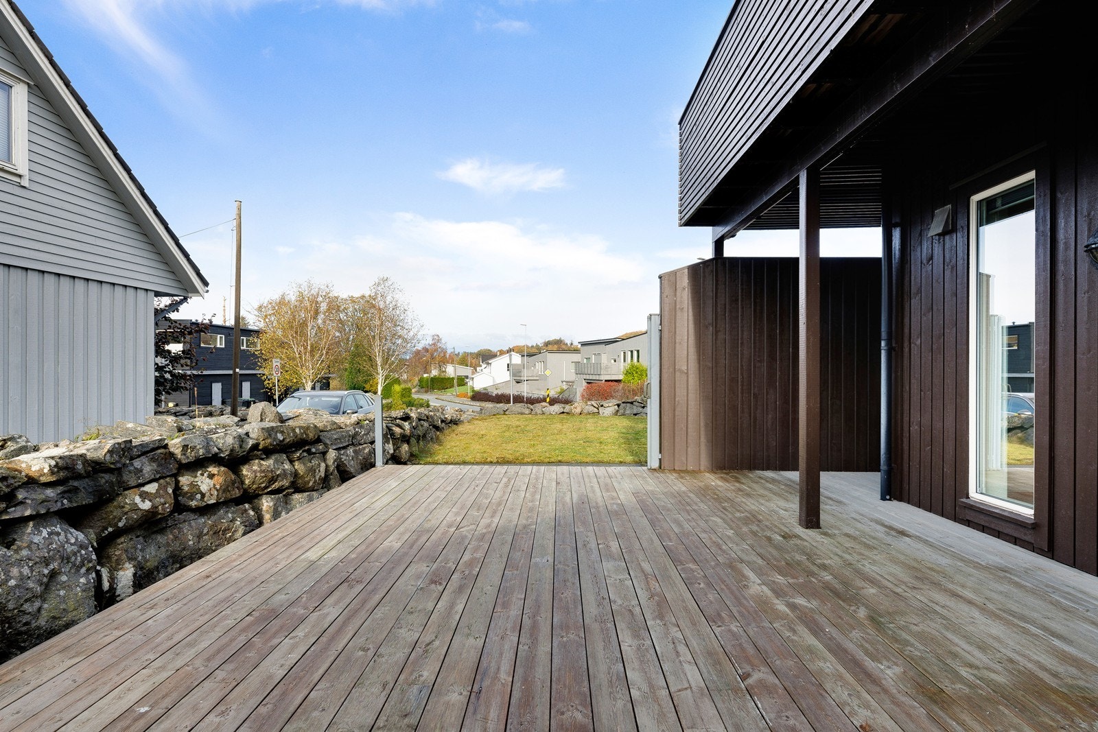 Mulighet for å trekke ut vindskjerming i enden på terrassen mot hage. Galleribilde