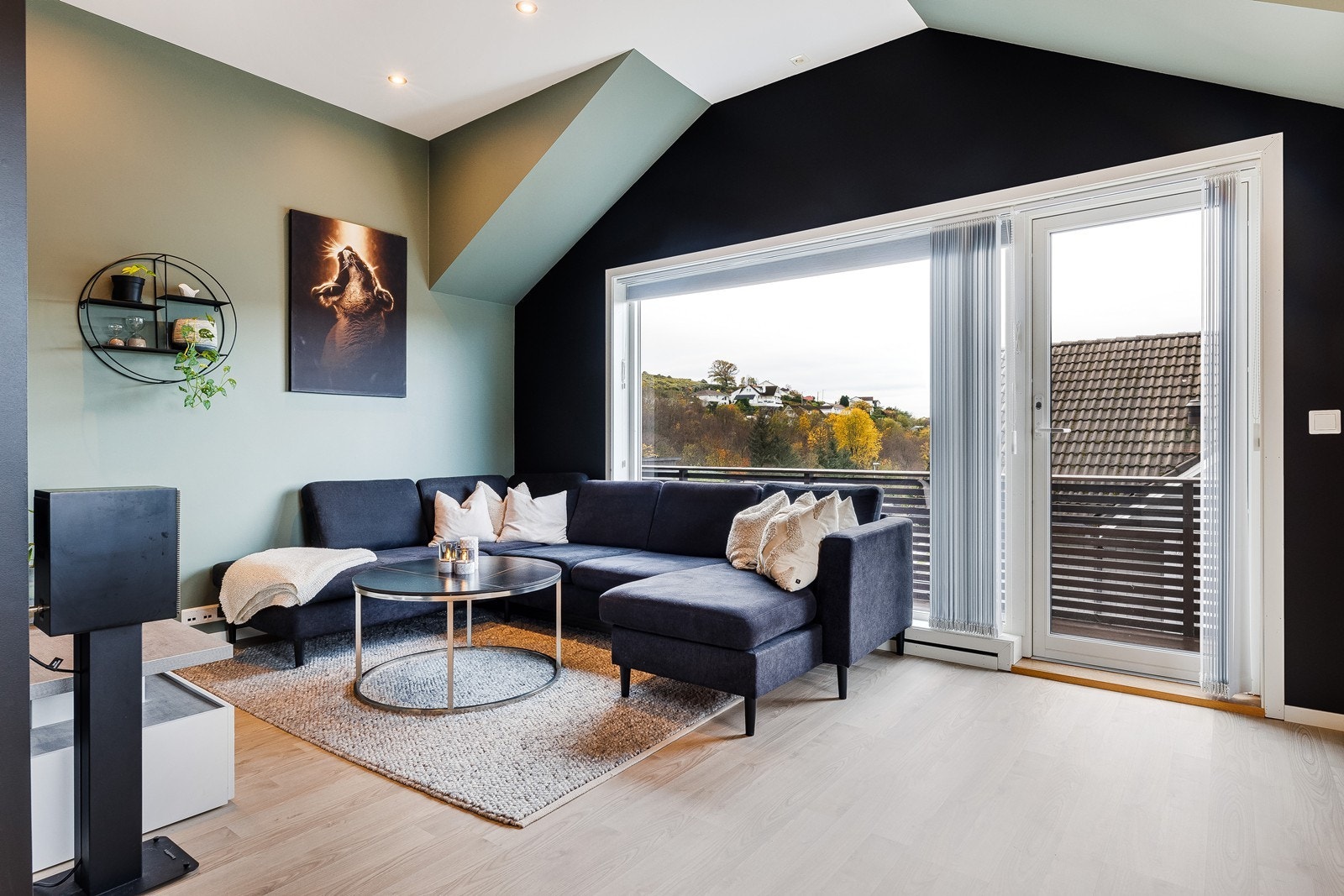 Herlig sofa og TV-hjørne malt i moderne farger. Galleribilde