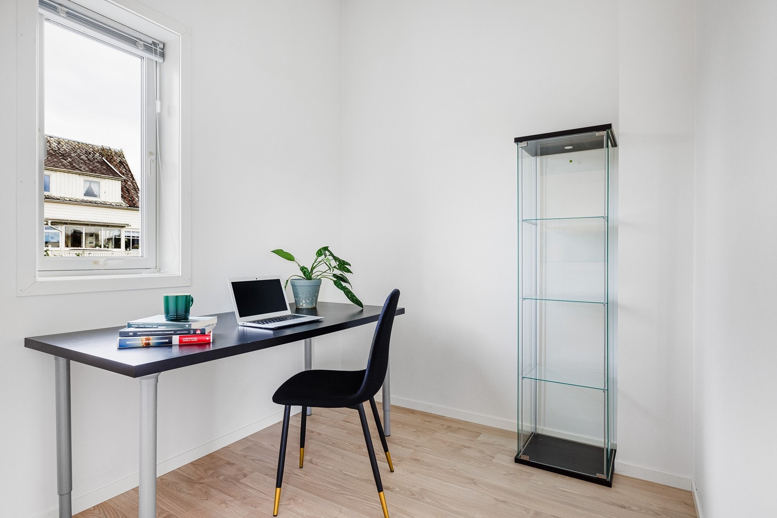 Kontor/hobbyrom innefor kjøkken. Galleribilde