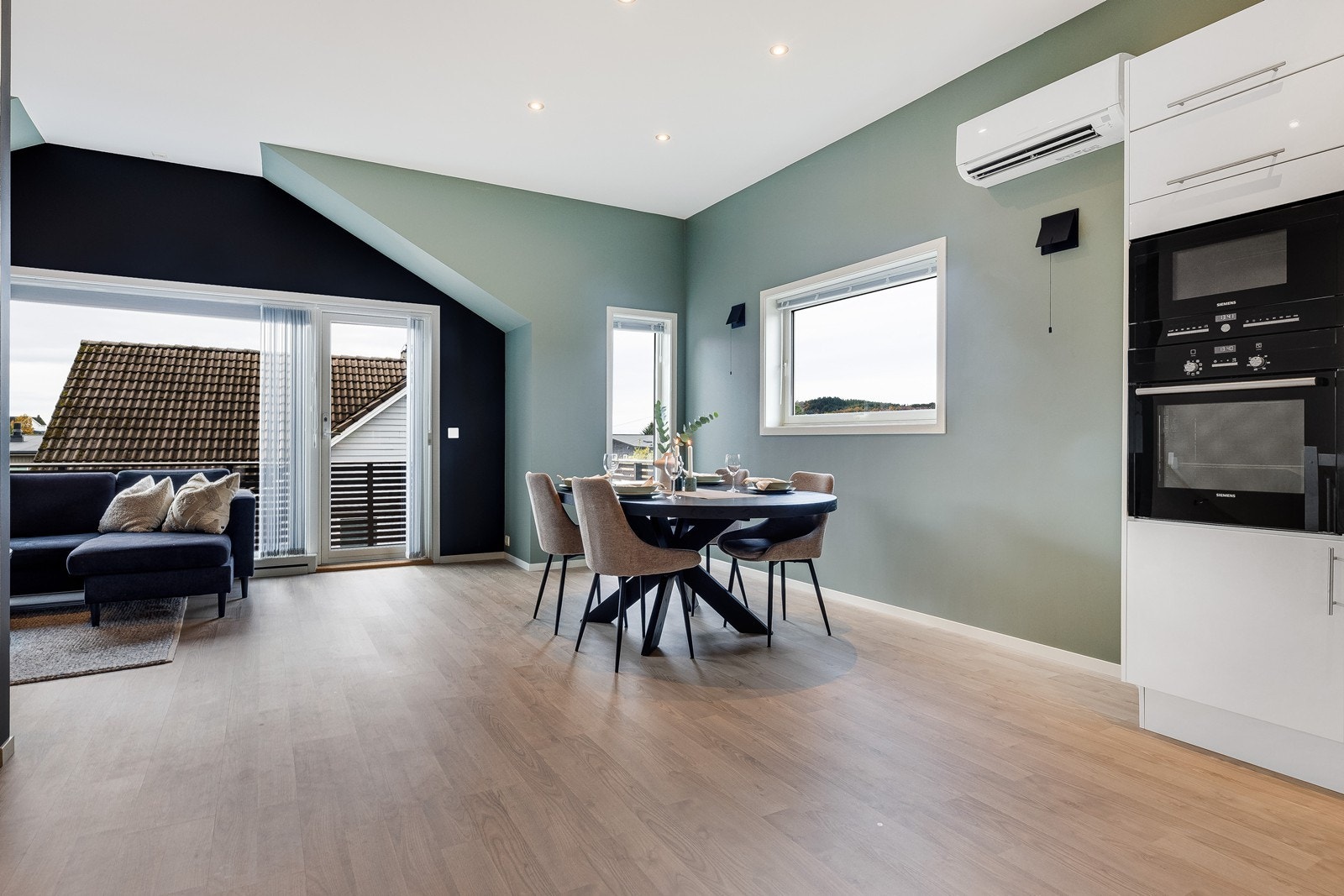 God plass til spisebord og sofagruppe. Galleribilde