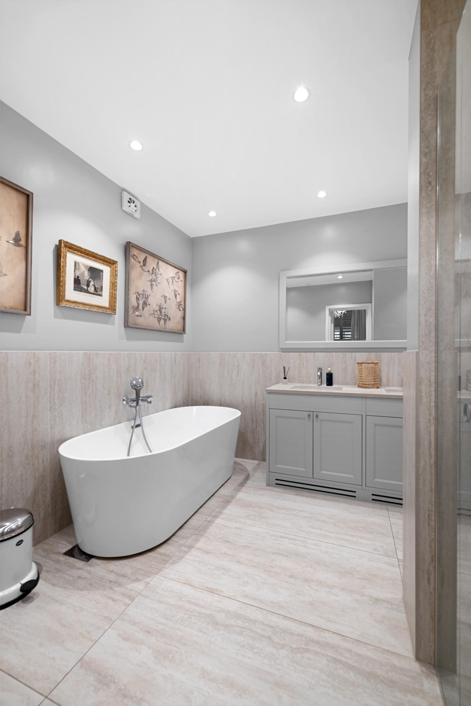 Begge badene i leiligheten er nyoppusset